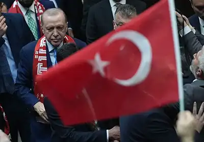 كيف تحاول تركيا البقاء بعيداً عن “نار الحرب”؟